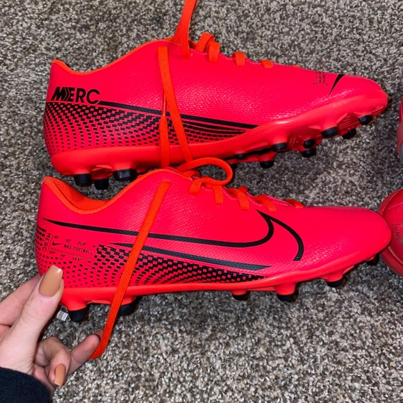 Neon soccer cleats - Picture 1 of 3